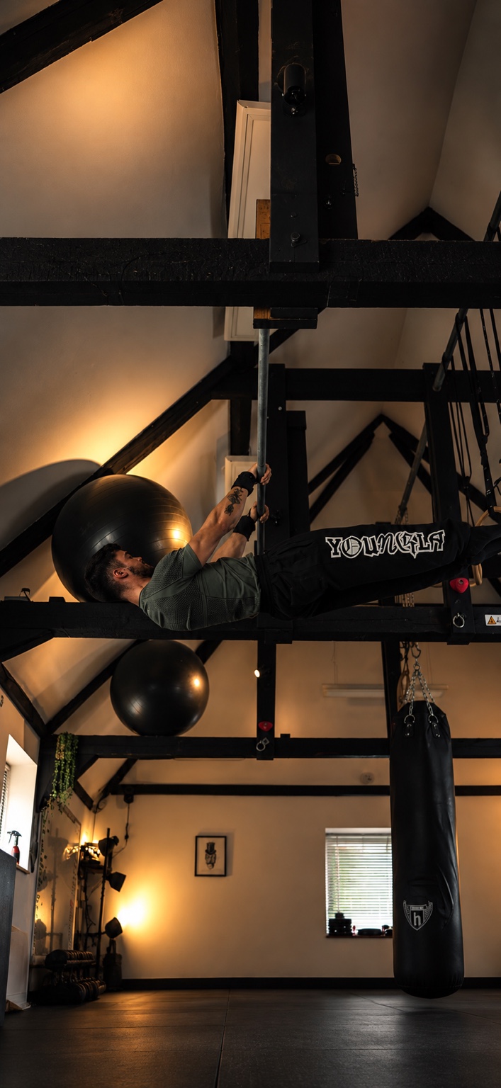 ELEVΛTE CΛLI calisthenics training